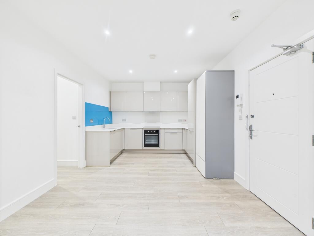 CAM04018G0-PR0393-STILL008