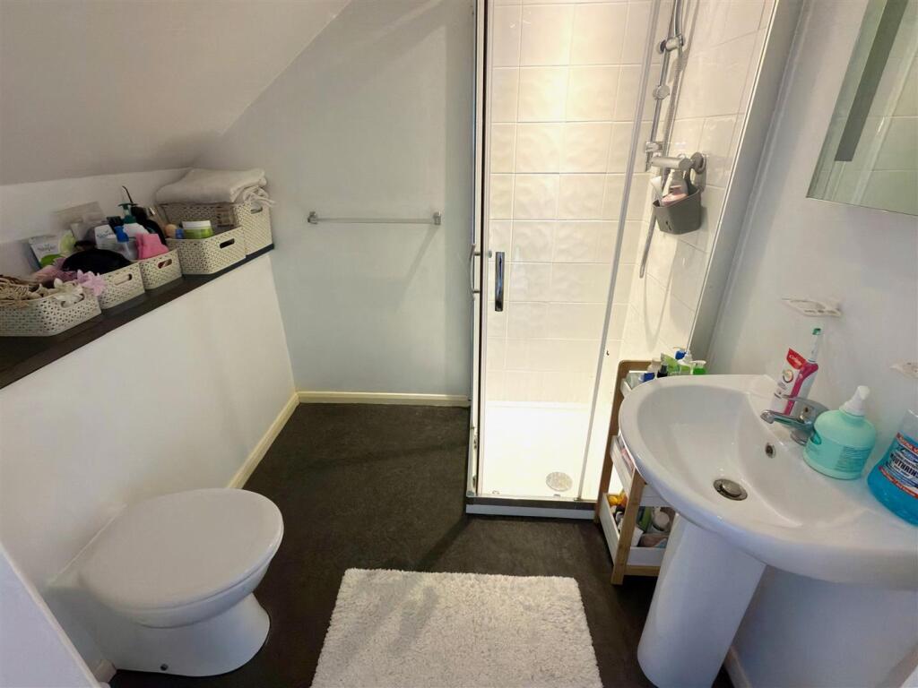 Bed 5 Bathroom.jpg