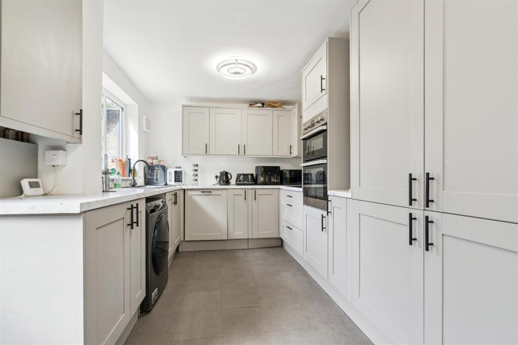 462 Merton Road SW18 kitchen 1.jpg