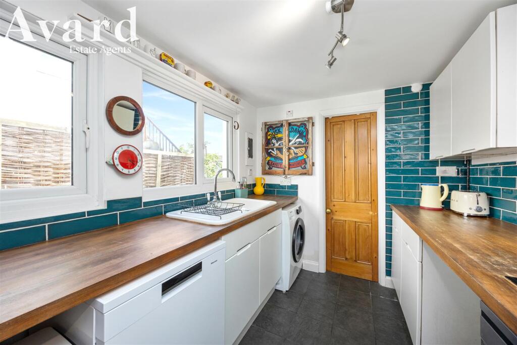 Roundhill Crescent, 78a-007.JPG