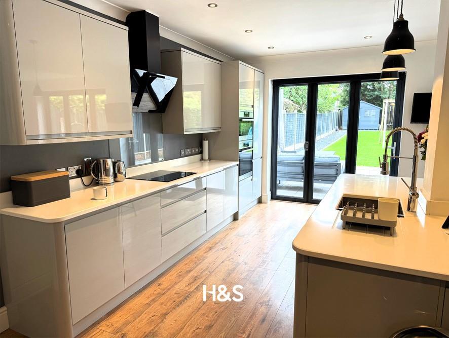 33 Burm - kitchen bifolds 2.jpeg