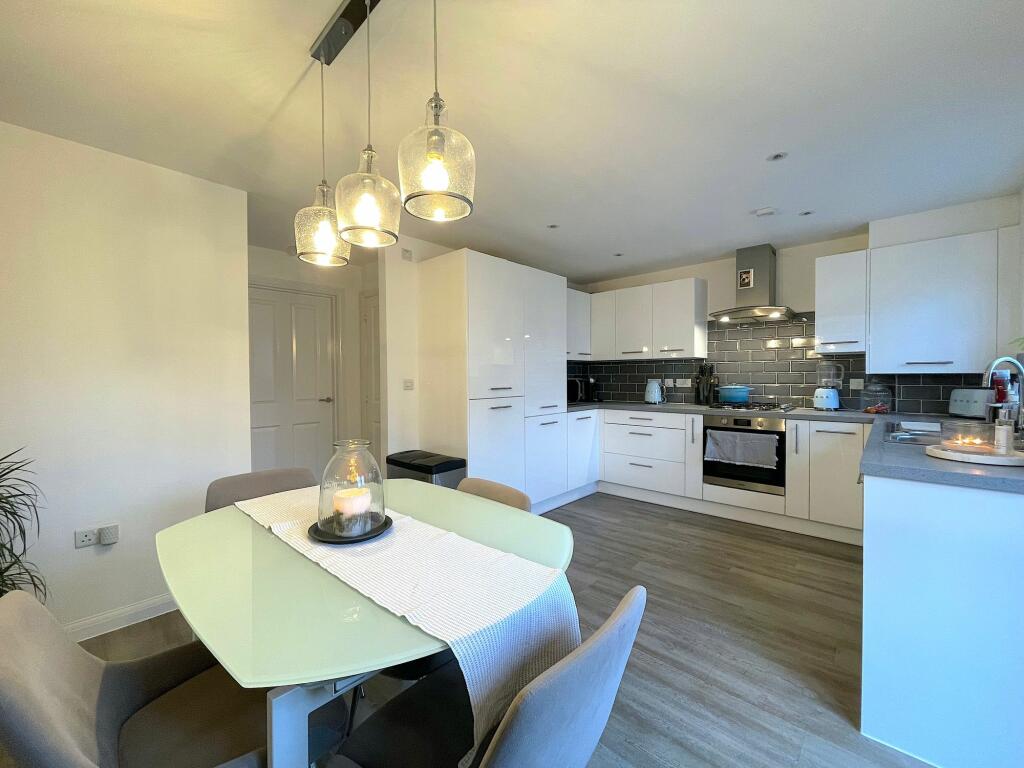 Kitchen/Dining Room (1)