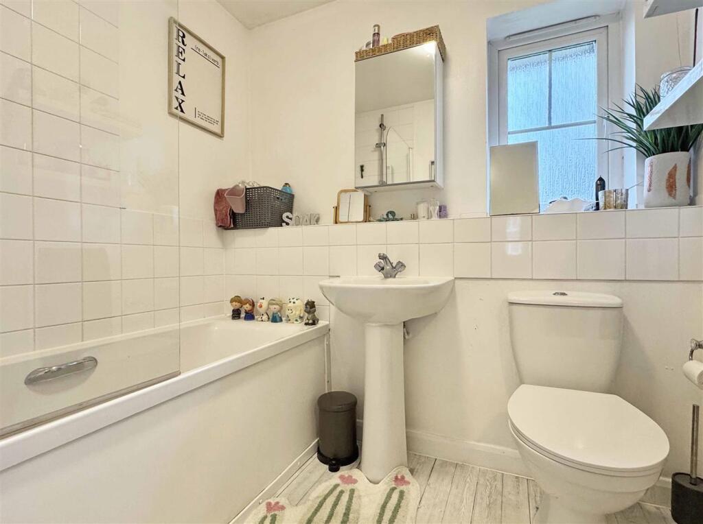 Bathroom b.jpg
