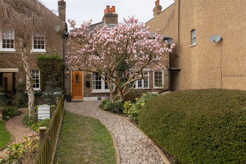 116 Forest Rise, E17
