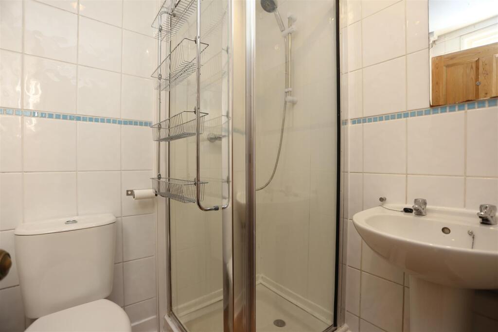 47 Rugby Place new shower2.JPG