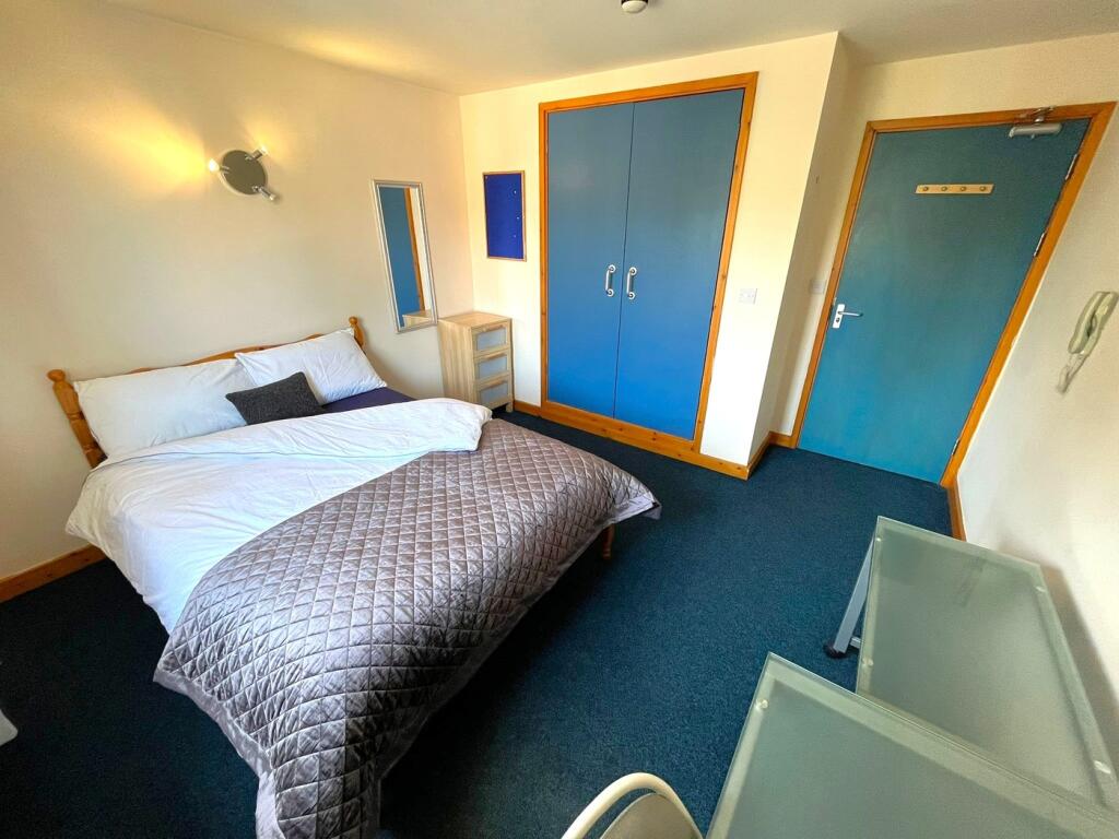 A bright and inviting double bedroom, perfect f...