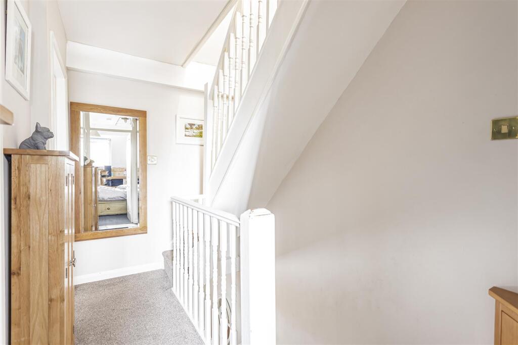 Landing Bedfont Green Close.jpg
