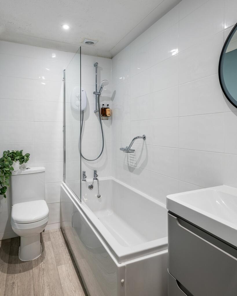 Bathroom - 2 Riverside Wharf, Kingswear