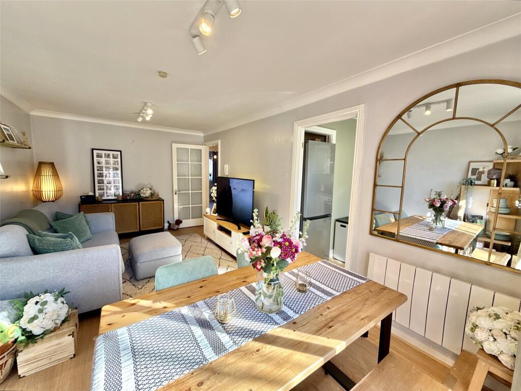 Lounge/Dining Area