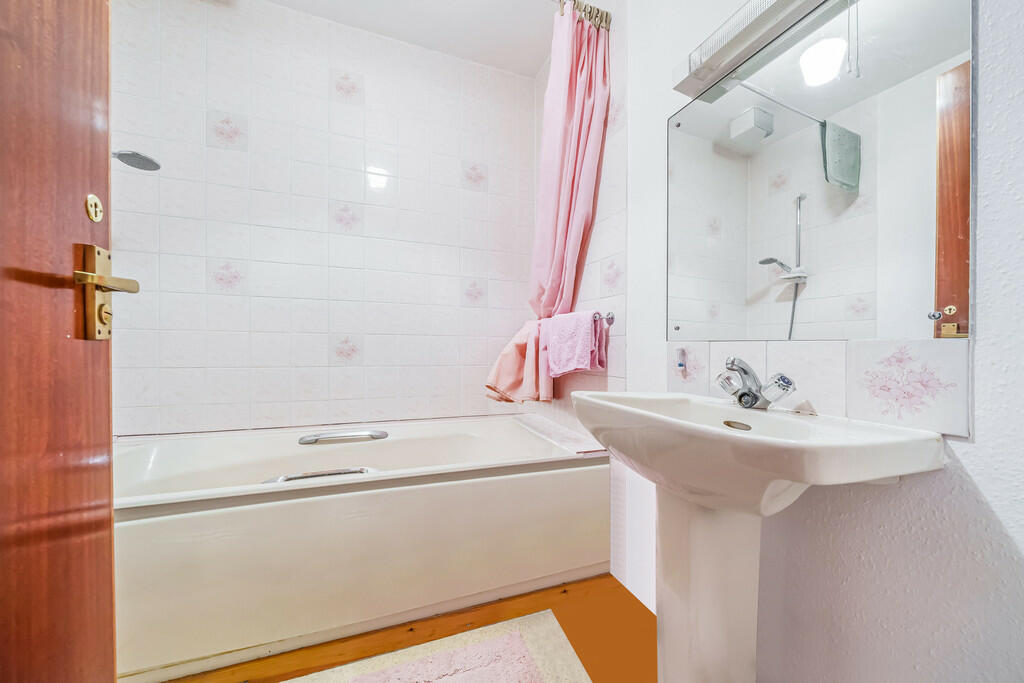 Beckstones Bathro...
