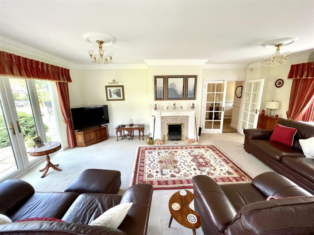 LIVING ROOM.jpeg