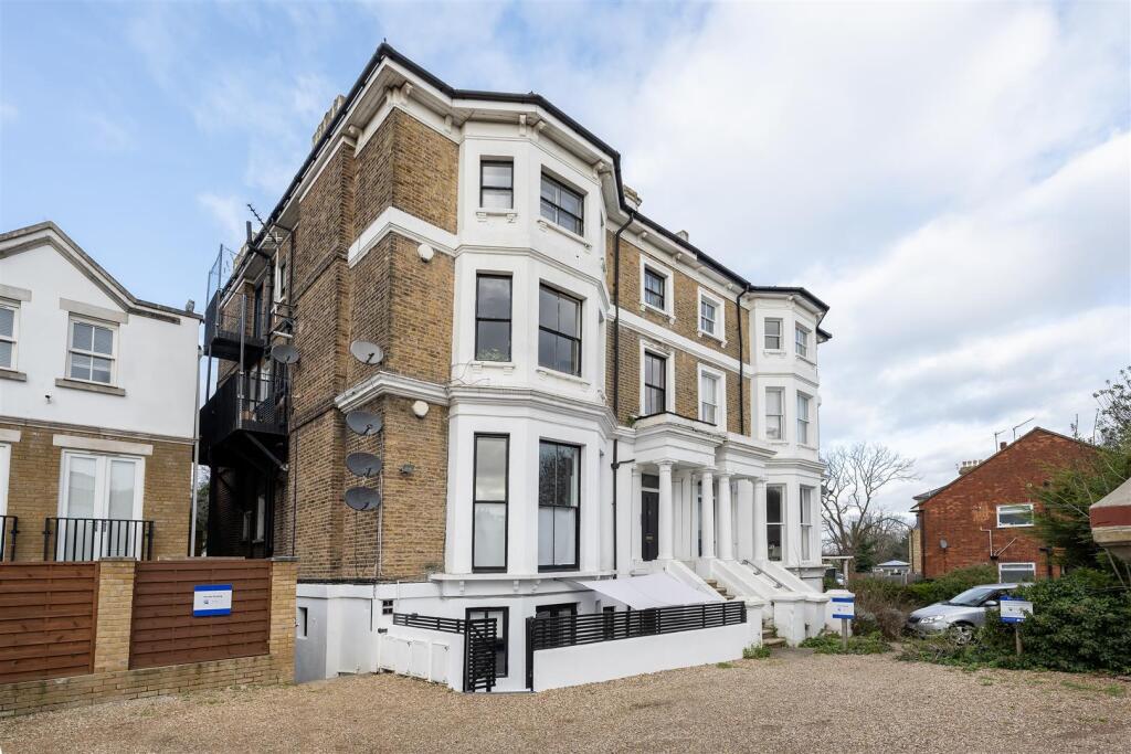 Grosvenor Road E11