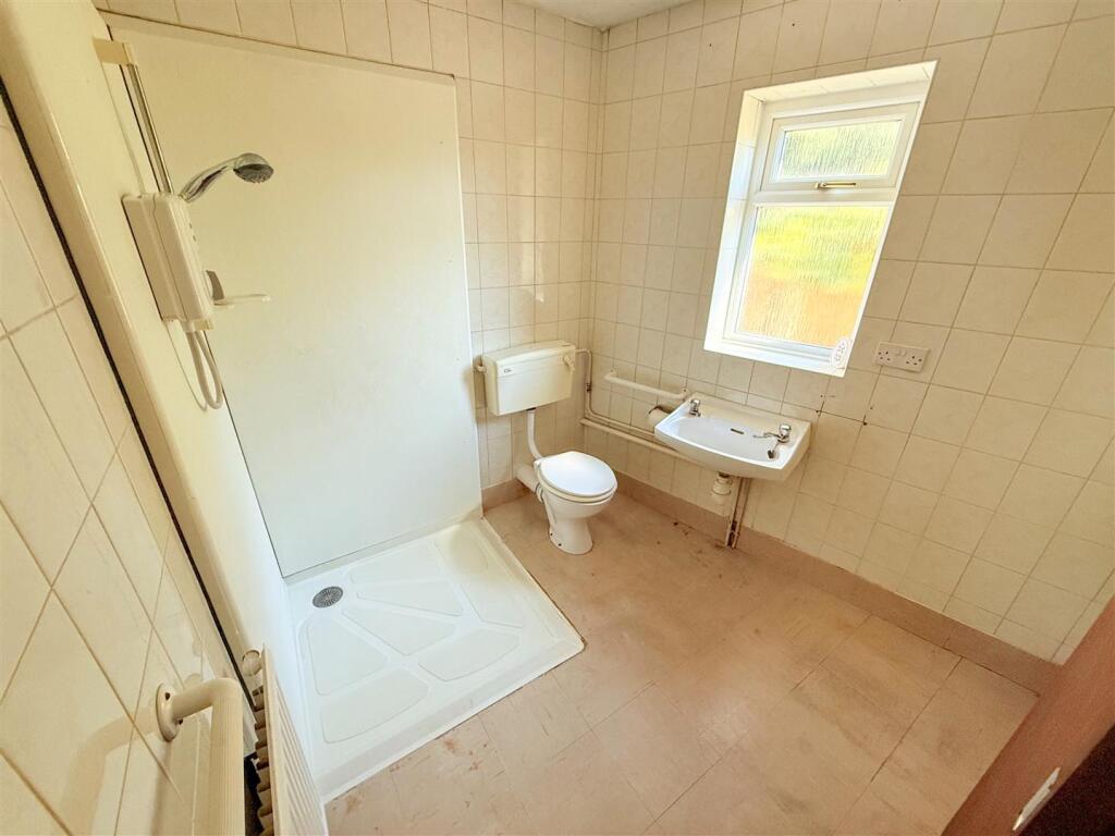 GROUND FLOOR SHOWER ROOM