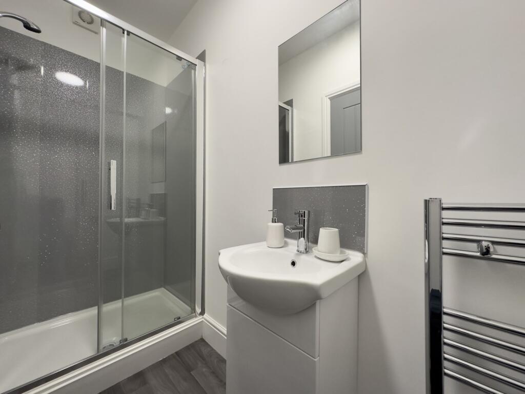 A modern and clean bathroom featuring a spaciou...
