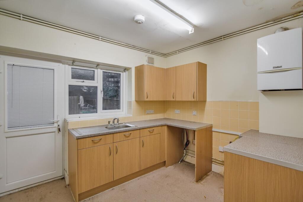 Flat A, 42 Rathcoole Gardens, Hornsey, London, N8 9NB