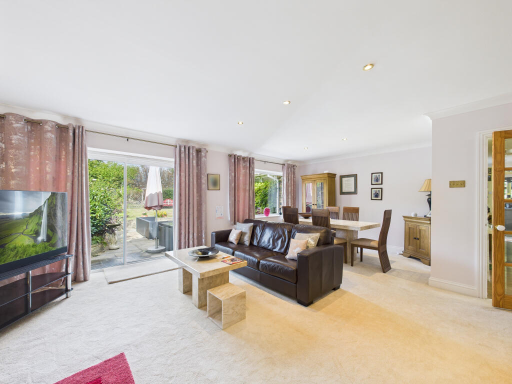 CAM01354G0-PR0589-STILL031