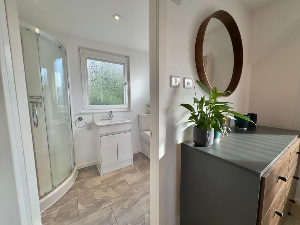 BATHROOM 2 EN-SUITE