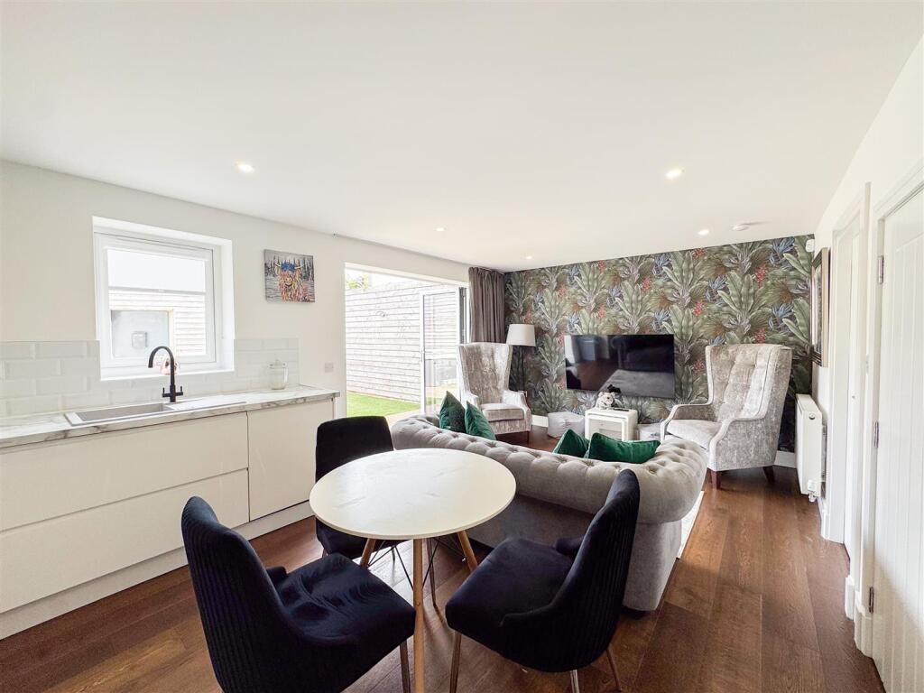 Lounge/Dining Kitchen