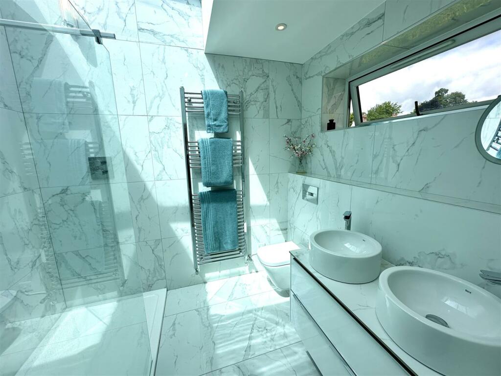 EN-SUITE SHOWER ROOM