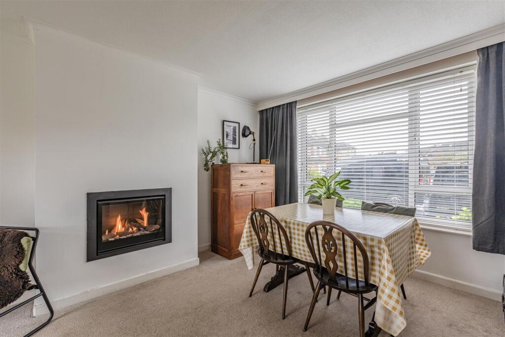 32 Godley Road, Byfleet, KT14 7EP - 3.jpg