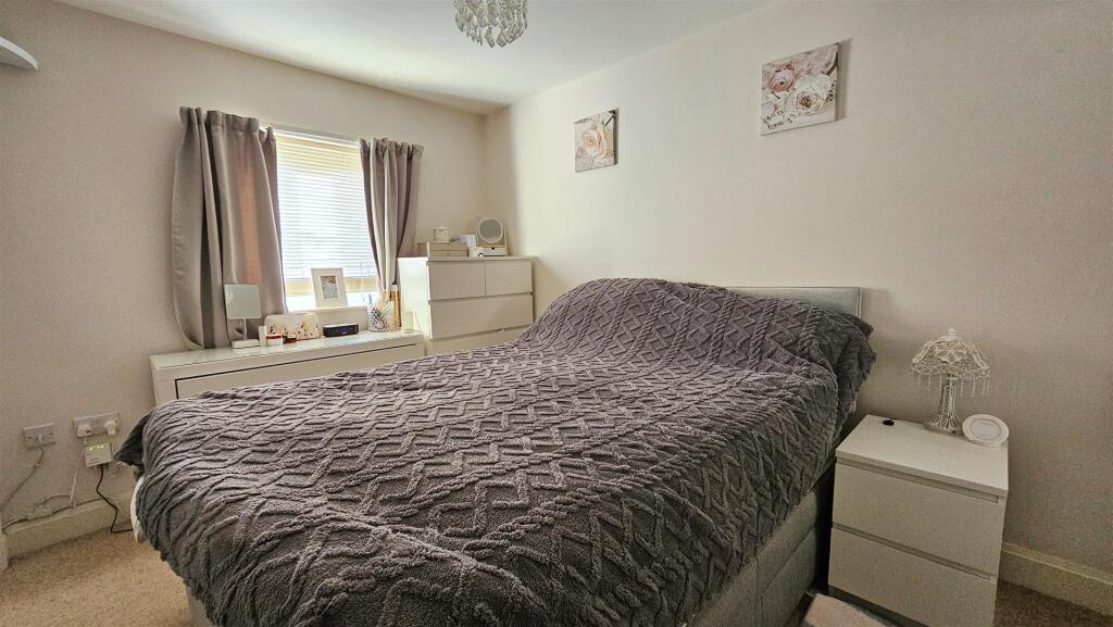 Bedroom 1.jpg
