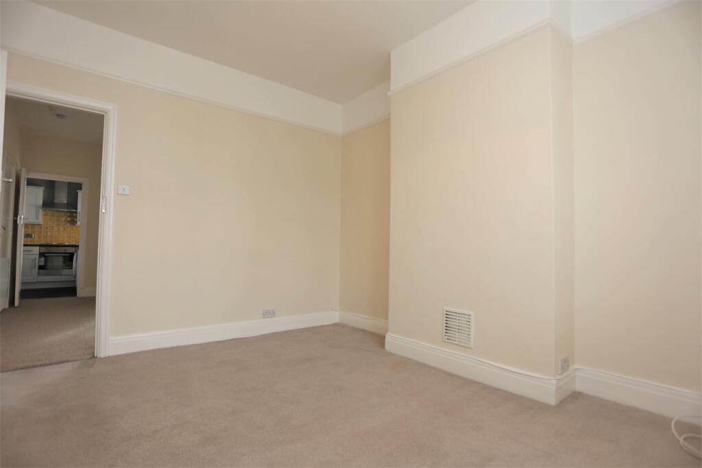 172a Portland Road Living Room (1).JPG