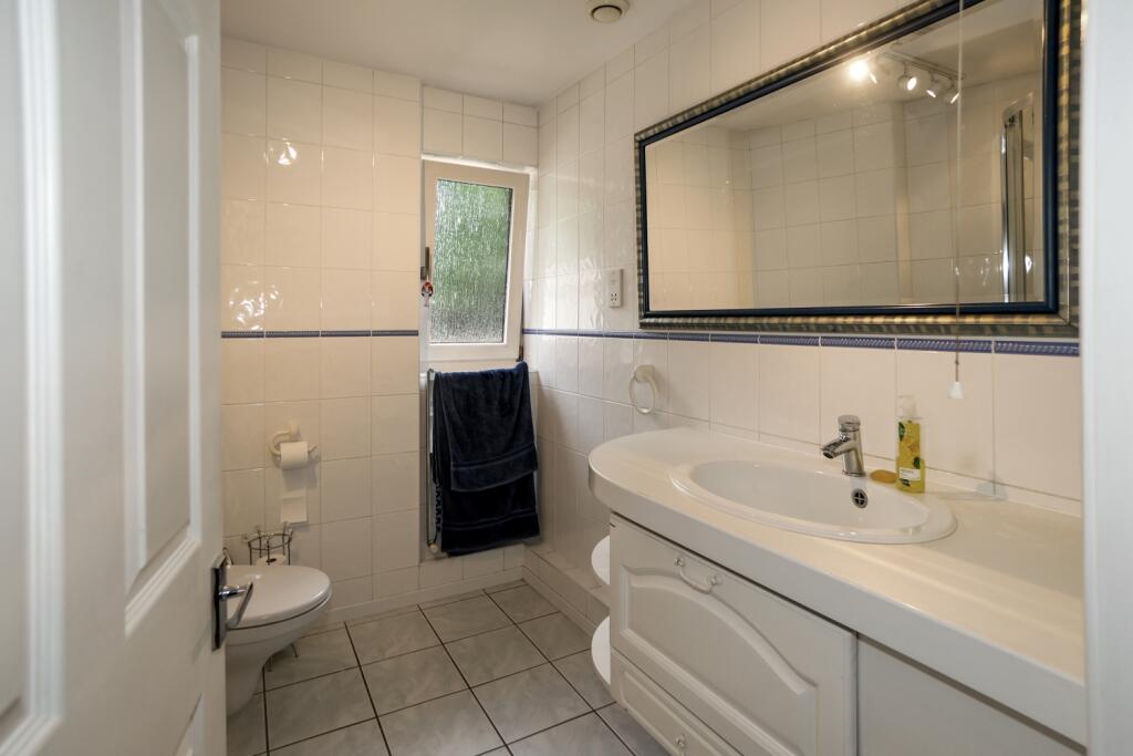 Bedroom 5 ensuite