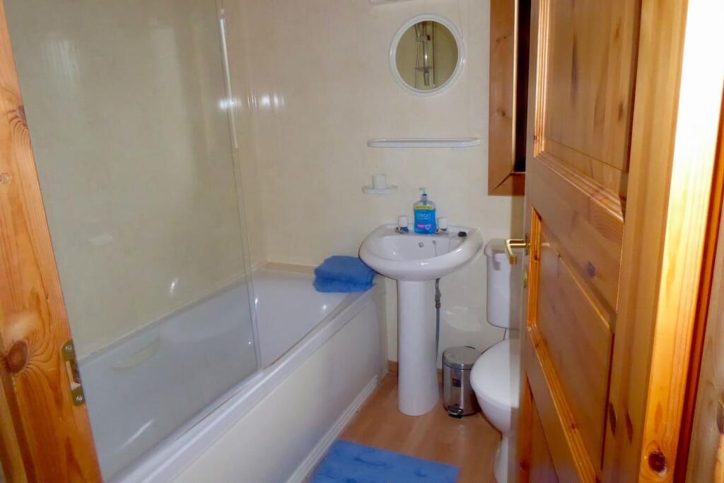 En suite bathroom to master bedroom.jpeg