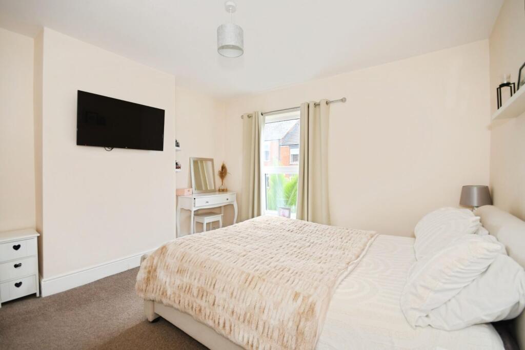 BEDROOM 1 02.jpg