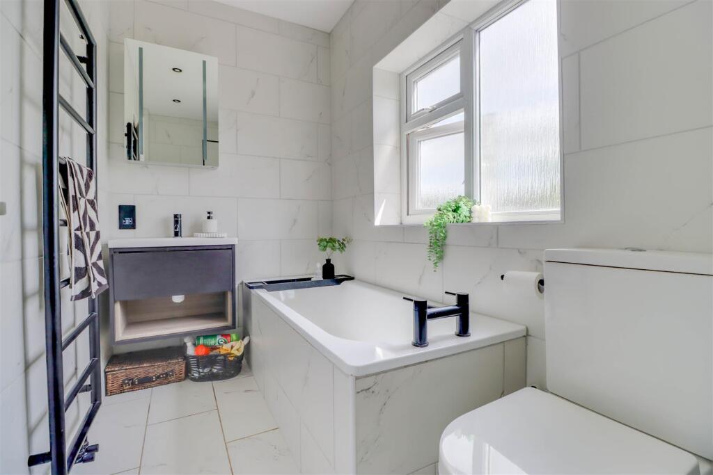 3 LEASWAY INSIDE-4.jpg