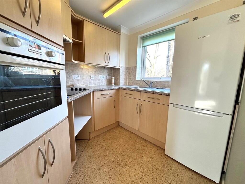 27 oaktree ct kitchen.jpg