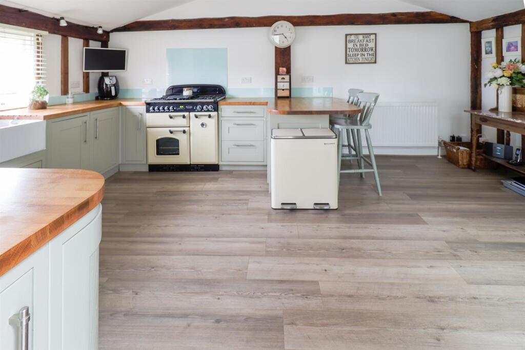 KITCHEN/BREAKFAST ROOM