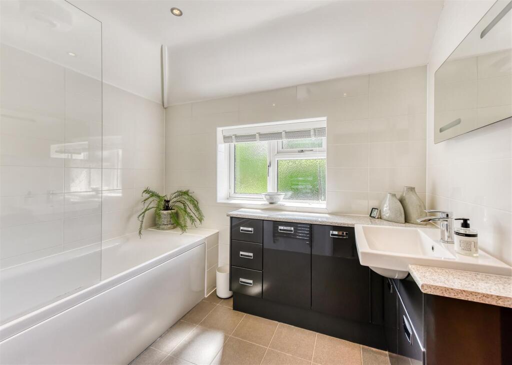 5 Foley Avenue-bathroom.jpg