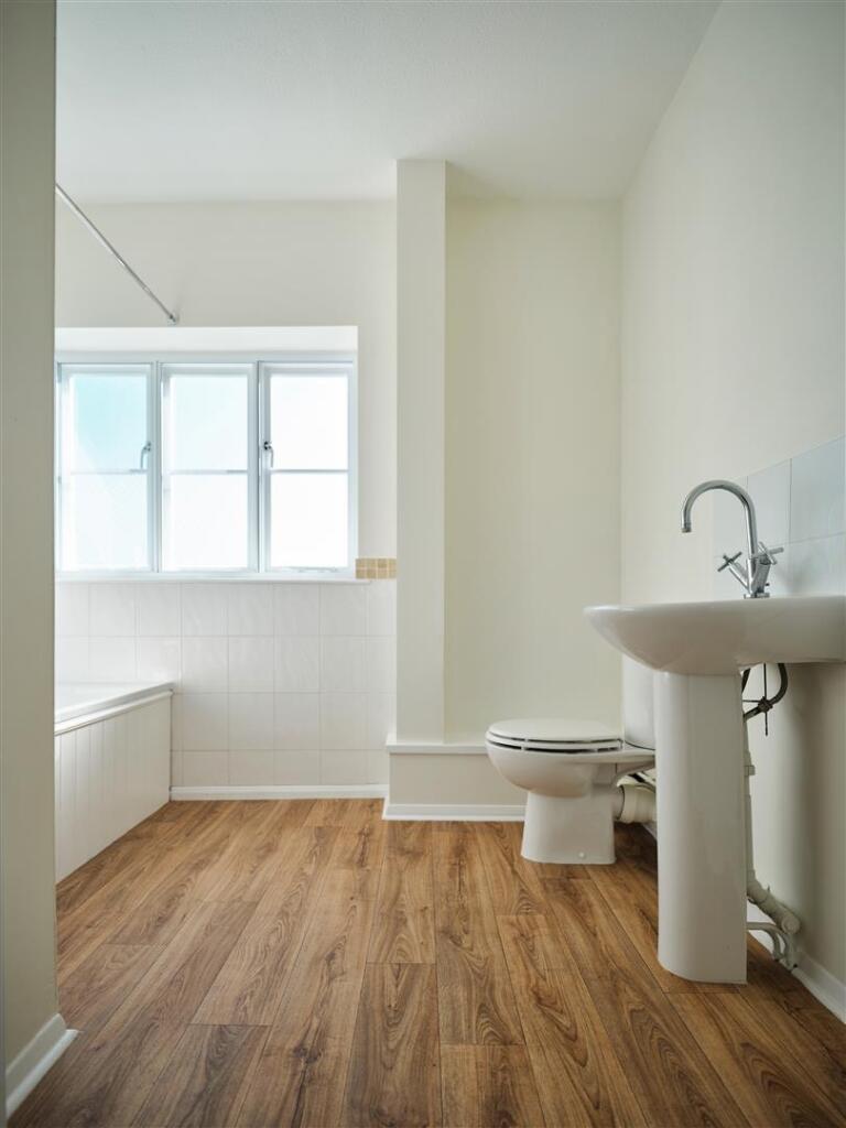 Upper Bathroom 5.jpg