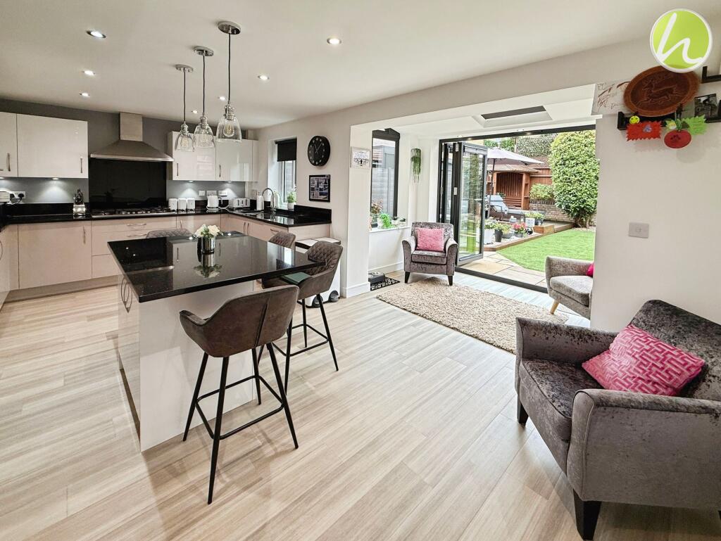 Kitchen/ Dining Space