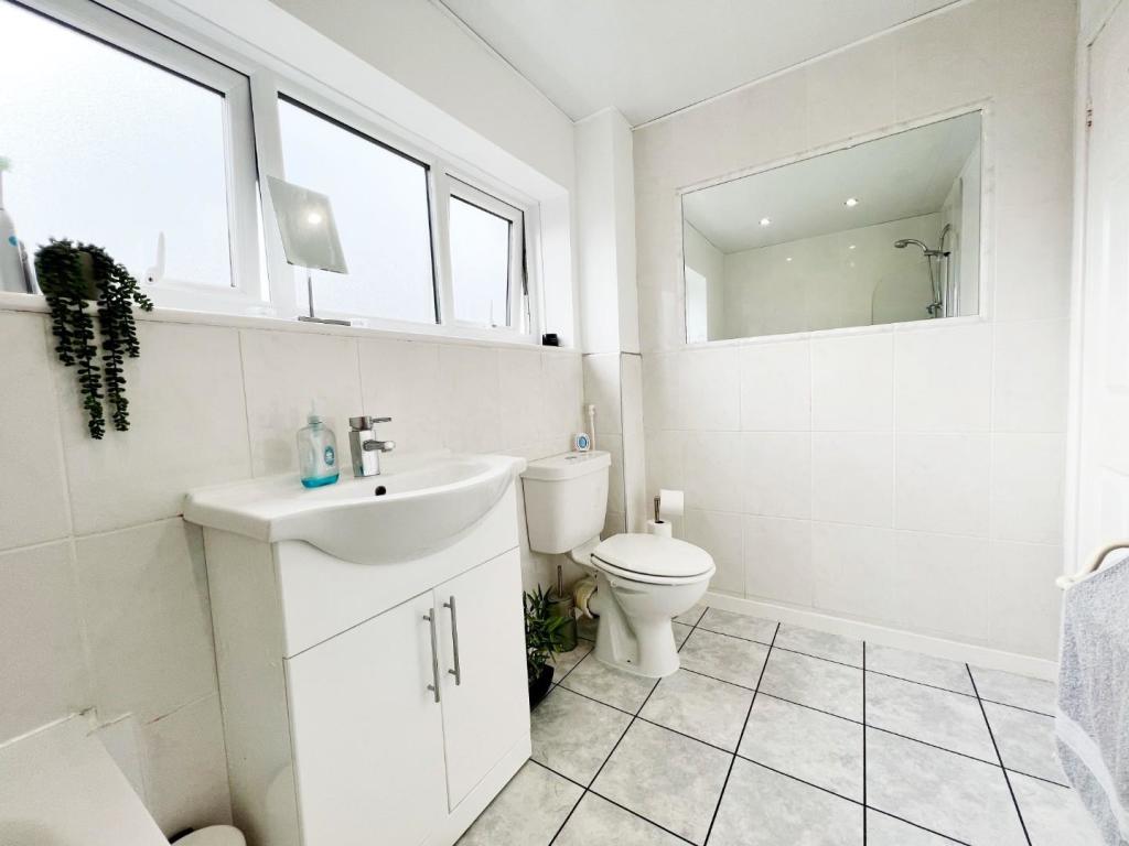 Bathroom pic 3.jpg
