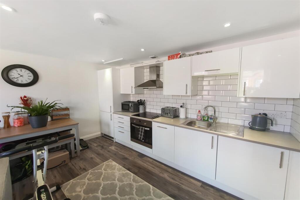 Kitchen (2).jpg