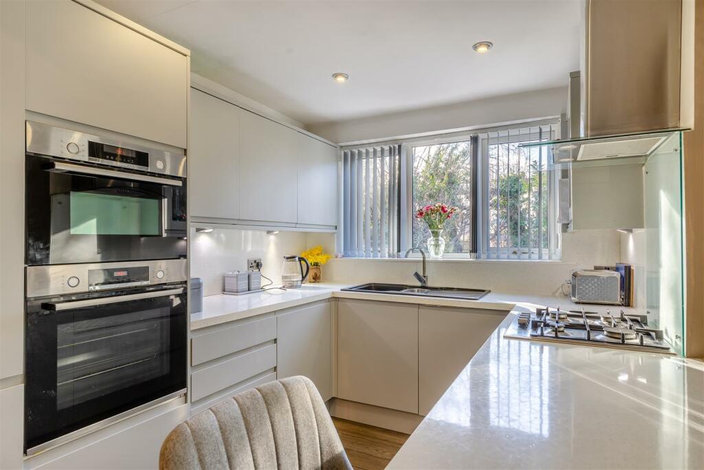 8584070-interior22.jpg