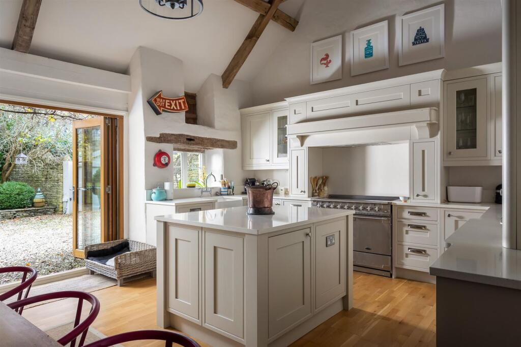 20 - Manor Farm - GL54 2ND - Web.jpg