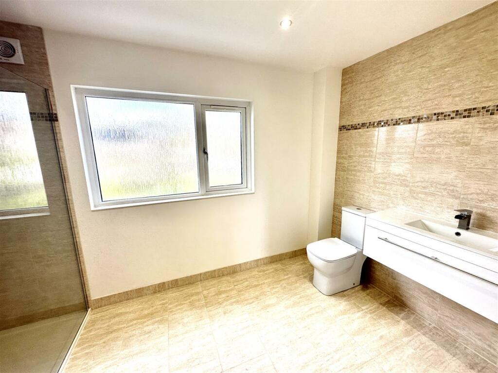 EN-SUITE SHOWER ROOM