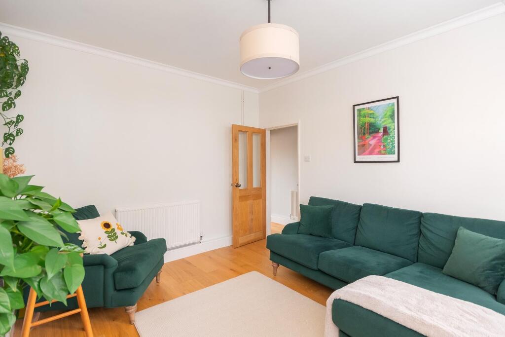 0M1RFS - Living Room B.jpg