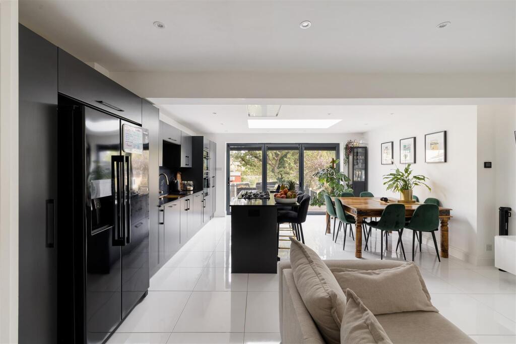 Brackley Square, IG8