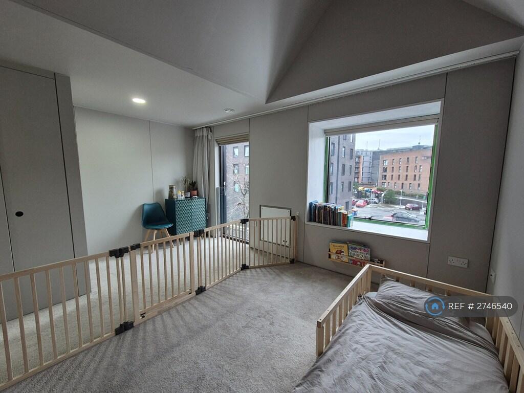 2nd Floor Bedroom (Front)