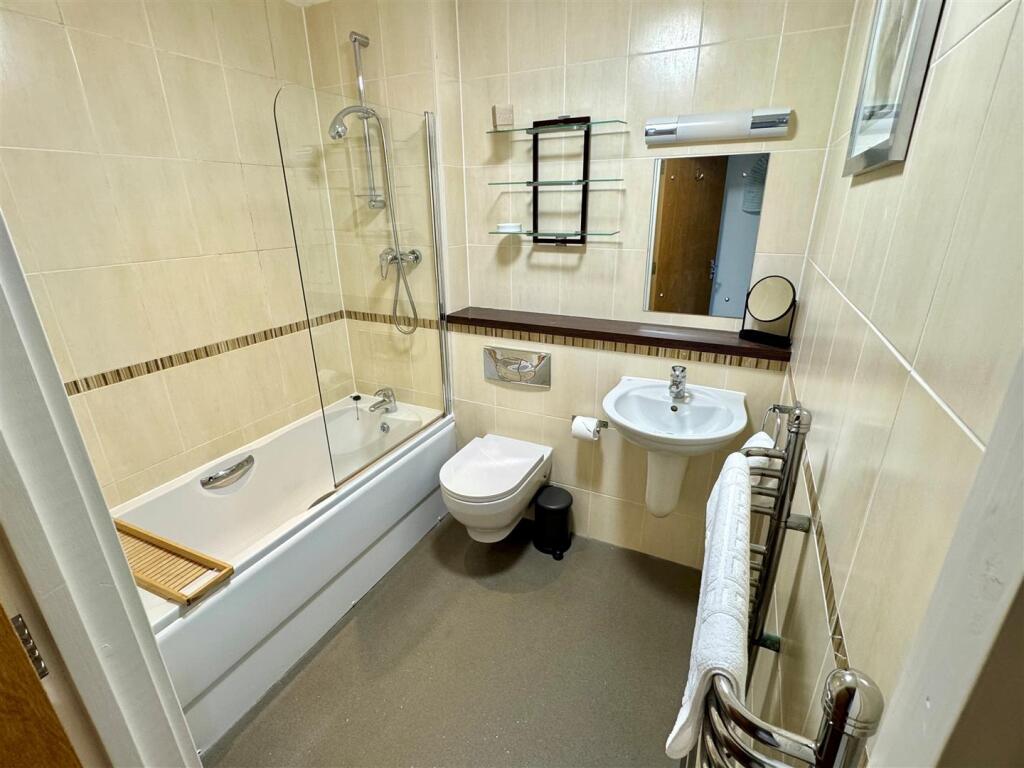Apartment 25, Ocean 1 Bathroom