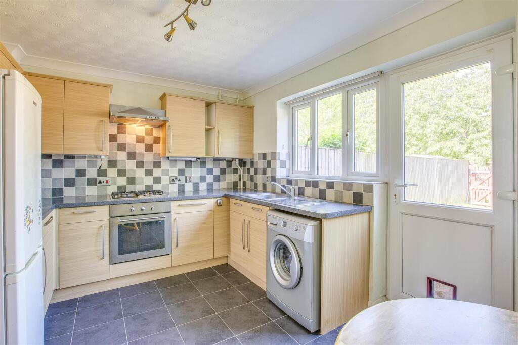 12 Parslow Close, HP21 9JD-7.jpg