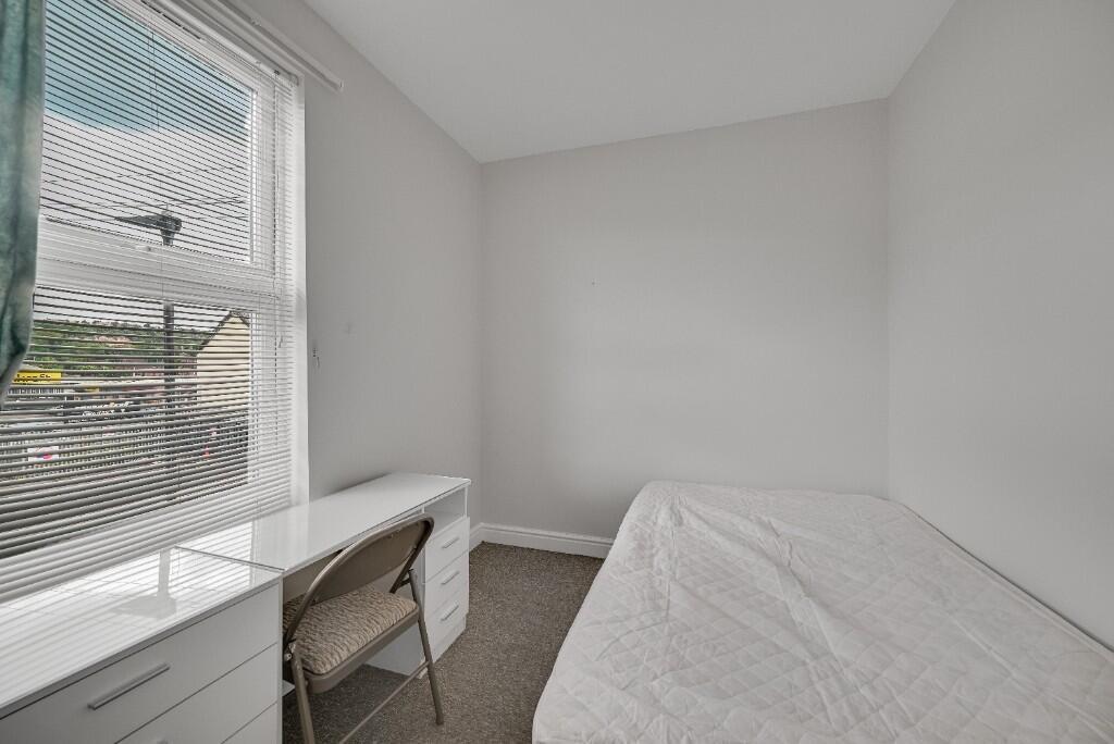 Bright and tidy single bedroom featuring a larg...