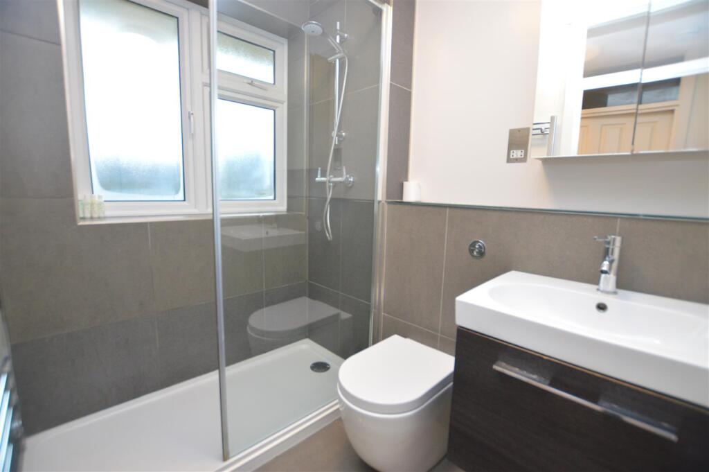 7 Salliesfield shower room.JPG