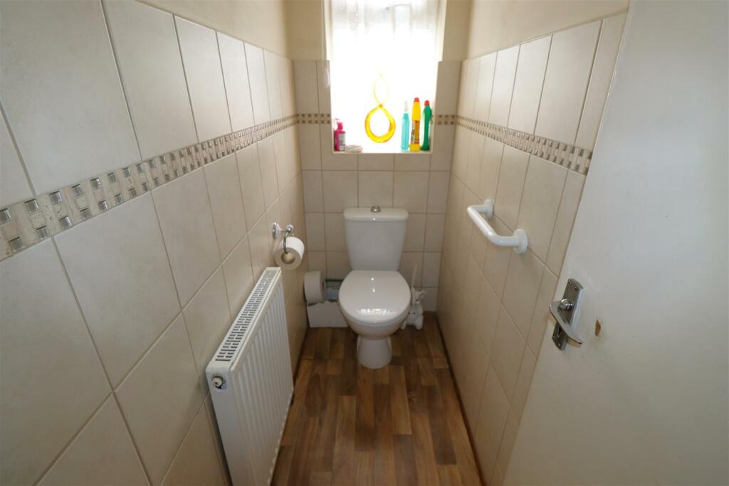 CLOAKROOM.JPG
