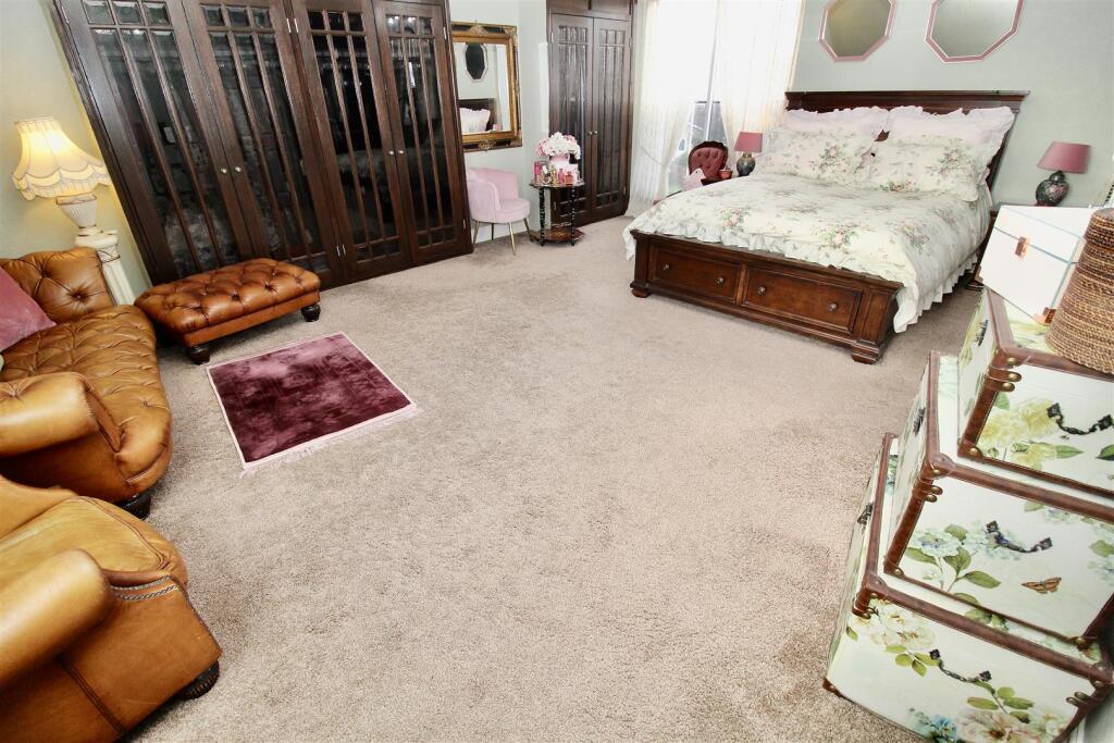 Penthouse Style Lounge/Bedroom/Shower Room