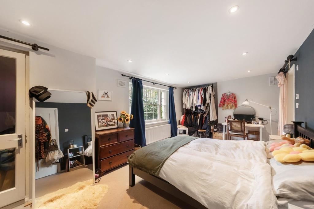 Bedroom (1).jpg